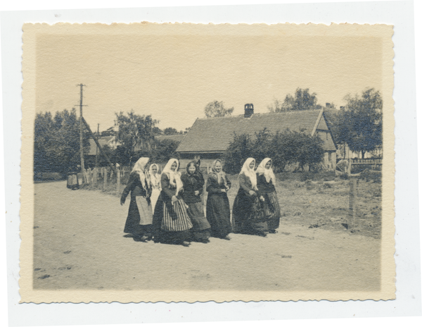 Kurische Nehrung, Frauen in Sonntagstracht