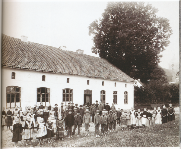 Plauten, Kinder vor dem Schulgebäude