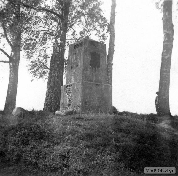 Mohrungen, Pfarrsfeldchen bei Mohrungen, Grabmal des Generalleutnants von Anrep