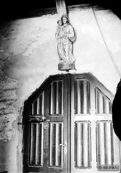 Plaßwich, Kath. Kirche, Figur der Muttergottes über der inneren Turmtür