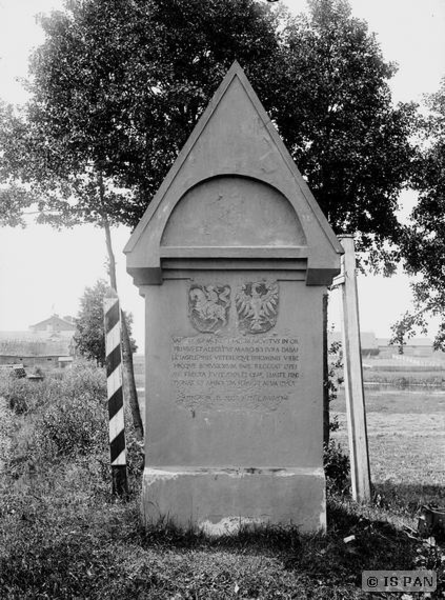 Prostken, Gemauerte Säule, zum Gedenken an die Grenzabsteckung zwischen dem herzoglichen Preußen und dem Großfürstentum Litauen