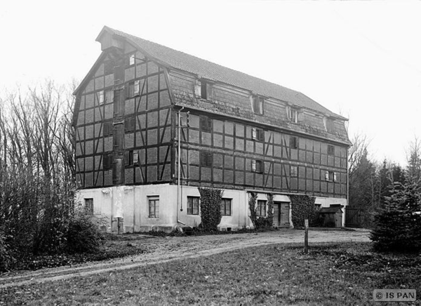 Puschkeiten, Herrenhaus, Fachwerkspeicher neben dem Herrenhaus