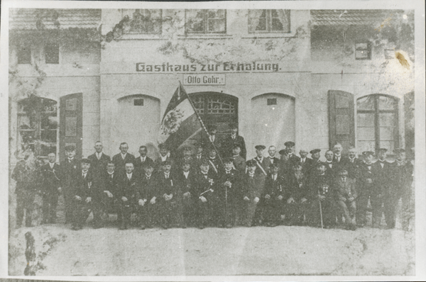 Groß Wilmsdorf, Kriegerverein vor Gasthaus "Zur Erholung"