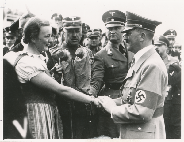 Naunienen, Hildegard Zantop aus Naunienen überreicht die Erntekrone der ostpr. Landjugend beim Bauerntag in Bückeburg