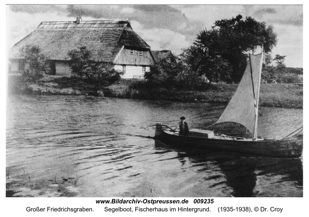 Großer Friedrichsgraben, Segelboot, Fischerhaus im Hintergrund