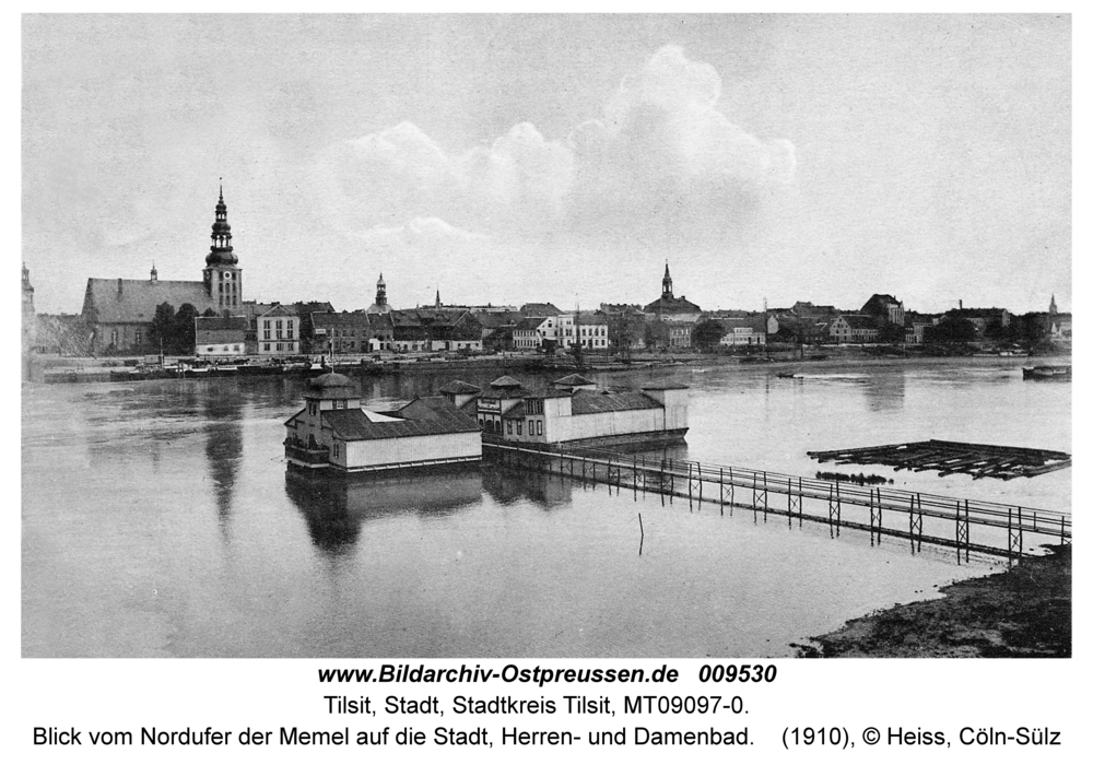 Tilsit, Blick vom Nordufer der Memel auf die Stadt, Herren- und Damenbad