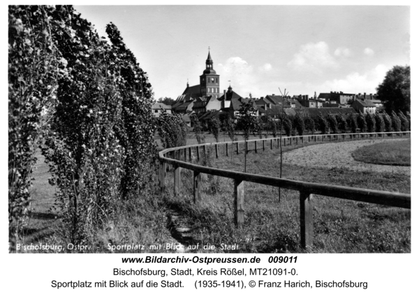 Bischofsburg, Sportplatz mit Blick auf die Stadt