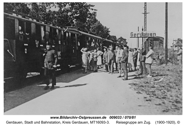 Gerdauen, Reisegruppe am Zug