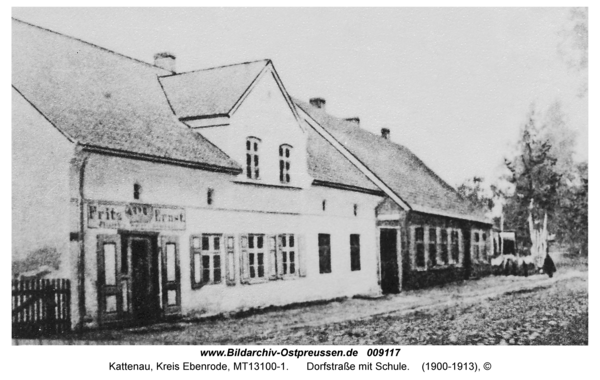 Kattenau, Dorfstraße mit Schule