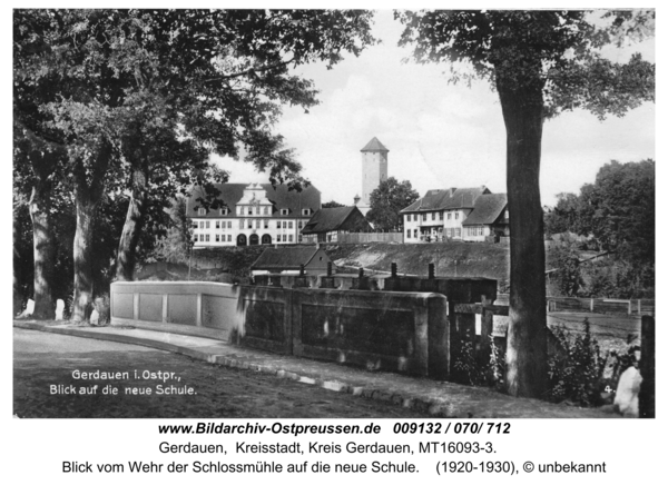 Gerdauen, Blick vom Wehr der Schlossmühle auf die neue Schule