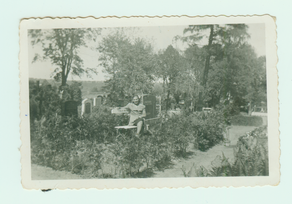 Wolfsdorf, Ursula Beutler auf dem Friedhof Neukirch