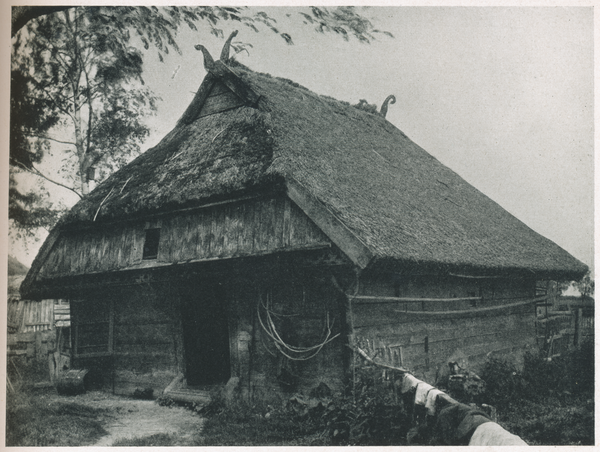 Tiefe Niederung, altes Bauernhaus, schornsteinloses Rauchhaus