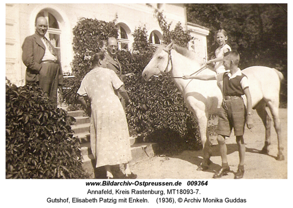 Annafeld, Gutshof, Elisabeth Patzig mit Enkeln
