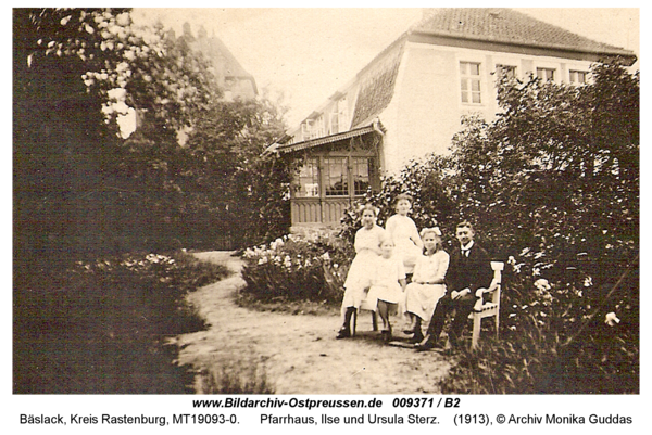 Bäslack, Pfarrhaus, Ilse und Ursula Sterz