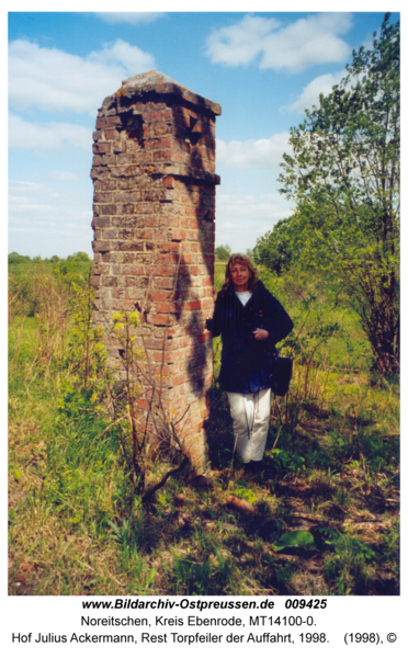 Noreitschen, Hof Julius Ackermann, Rest Torpfeiler der Auffahrt, 1998