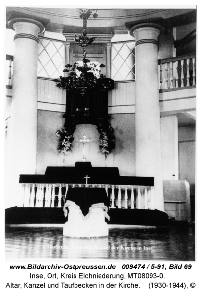 Inse, Altar, Kanzel und Taufbecken in der Kirche