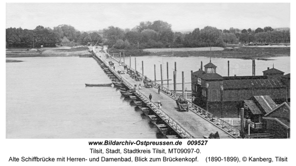 Tilsit, Alte Schiffbrücke mit Herren- und Damenbad, Blick zum Brückenkopf