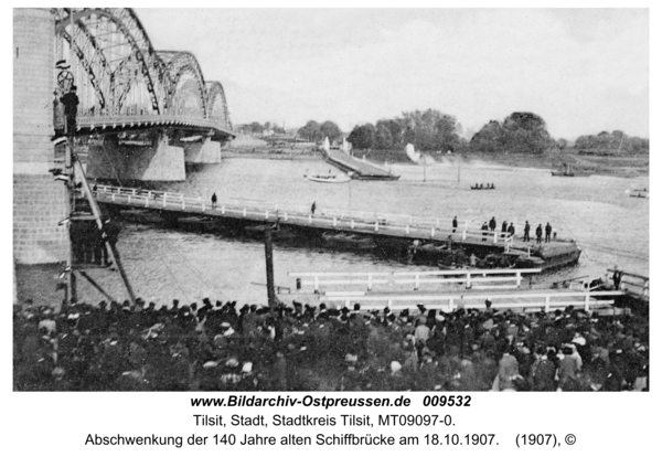 Tilsit, Abschwenkung der 140 Jahre alten Schiffbrücke am 18.10.1907