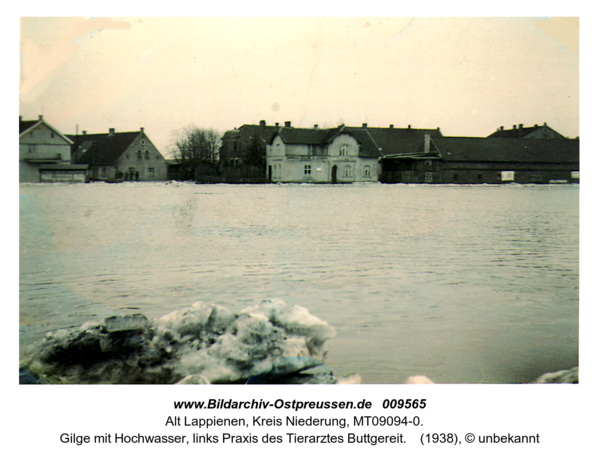 Alt Lappienen, Gilge mit Hochwasser, links Praxis des Tierarztes Buttgereit