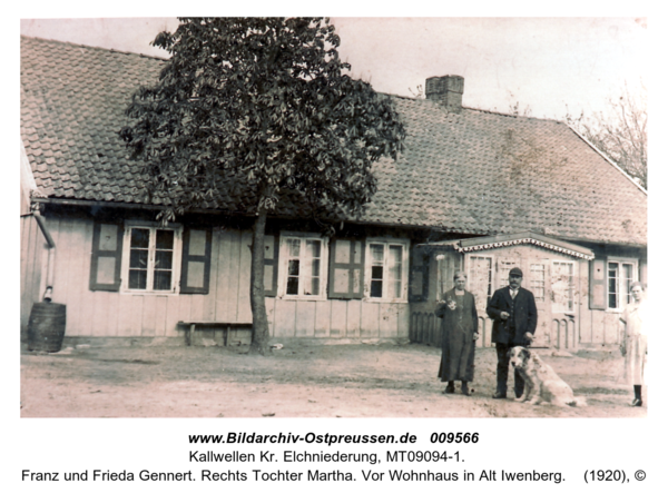 Franz und Frieda Gennert. Rechts Tochter Martha. Vor Wohnhaus in Alt Iwenberg
