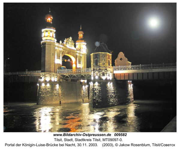 Tilsit, Portal der Königin-Luise-Brücke bei Nacht, 30.11. 2003