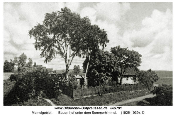 Memelgebiet, Bauernhof unter dem Sommerhimmel