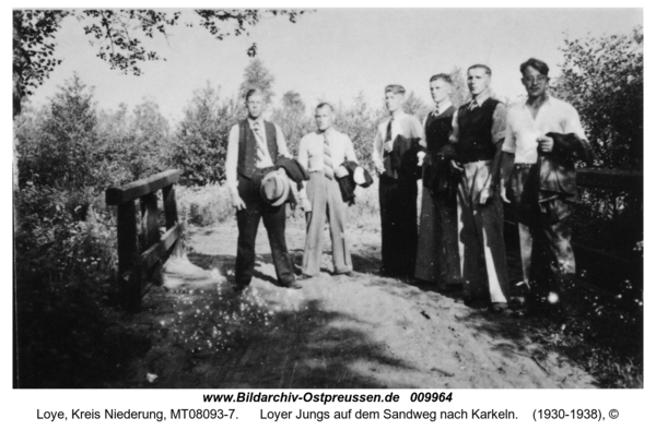 Loye, Loyer Jungs auf dem Sandweg nach Karkeln