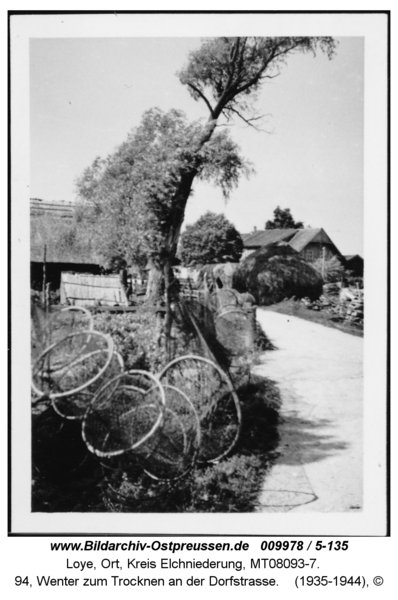 Loye, 94, Wenter zum Trocknen an der Dorfstraße