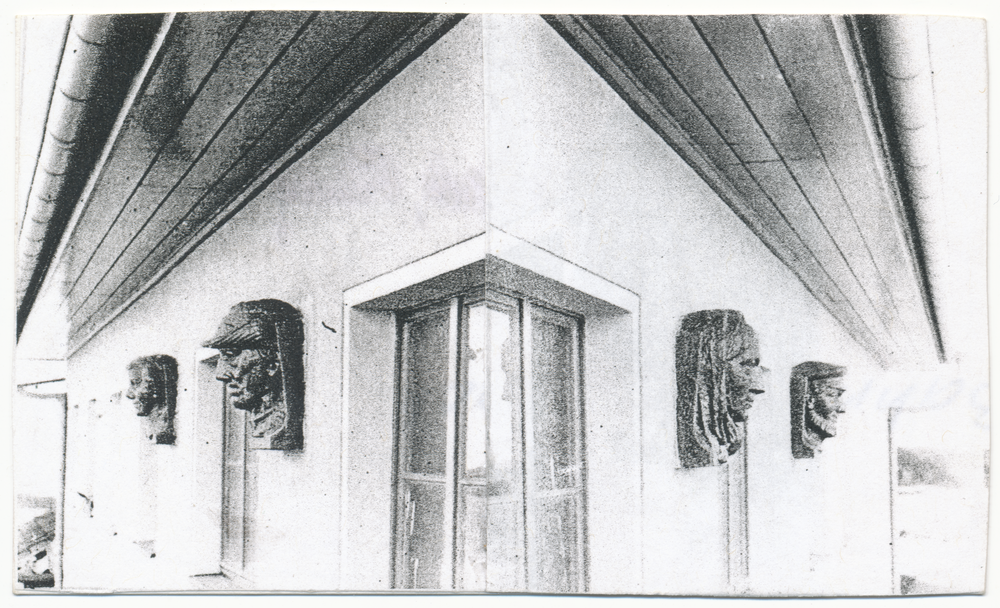 Stablack Kr. Preußisch Eylau, Bahnhof Eingangsseite, Figurenköpfe