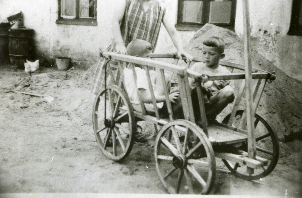 Barsen, Hof Grohnert, Kinder im Handwagen