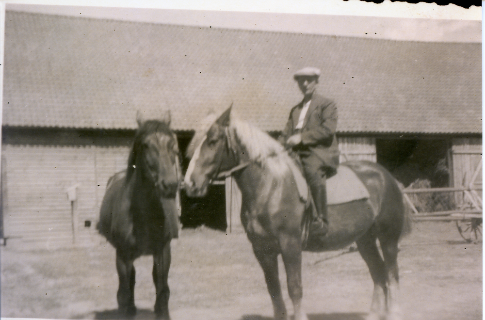 Worwegen, Gustav Rautenberg auf seinem Hof hoch zu Ross