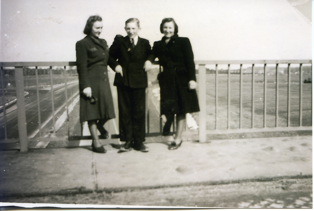 Worwegen, Gertrud, Erich und Helga Rautenberg auf der Autobahnbrücke