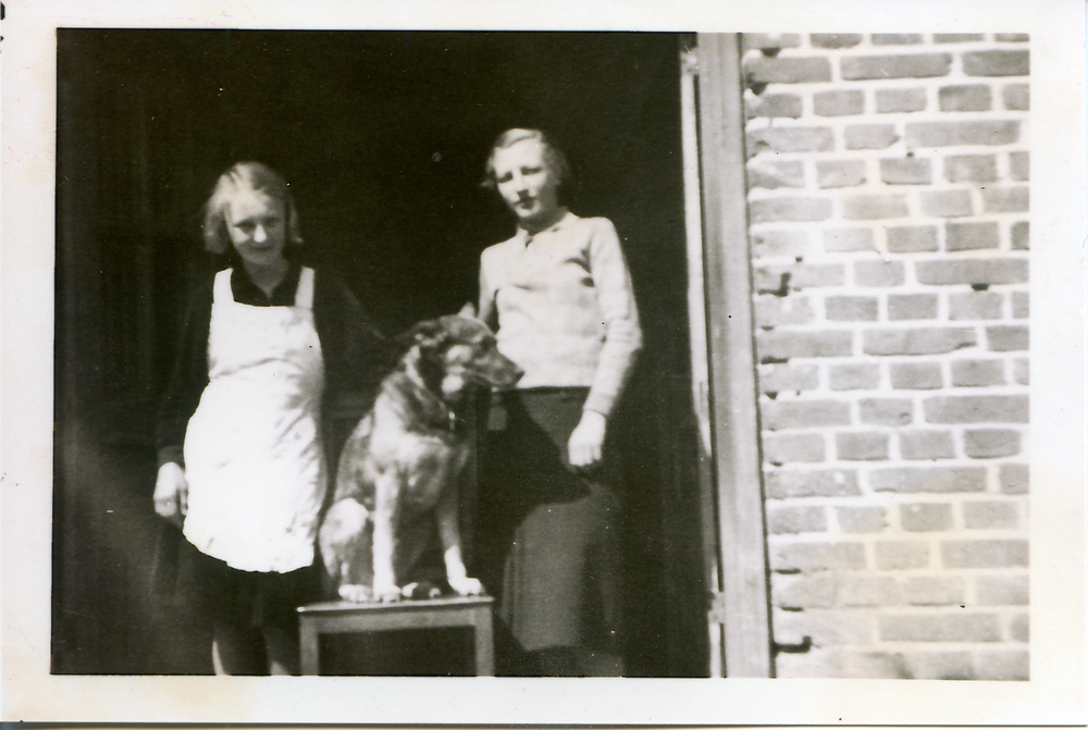 Worwegen, Gertrud und Helga Rautenberg mit Hund "Rolf"
