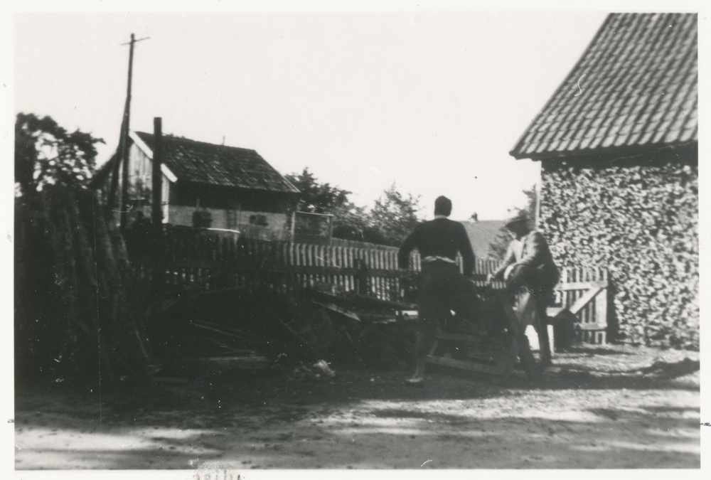 Tenknitten, Schulhof, Holzhaufen, links Insthaus