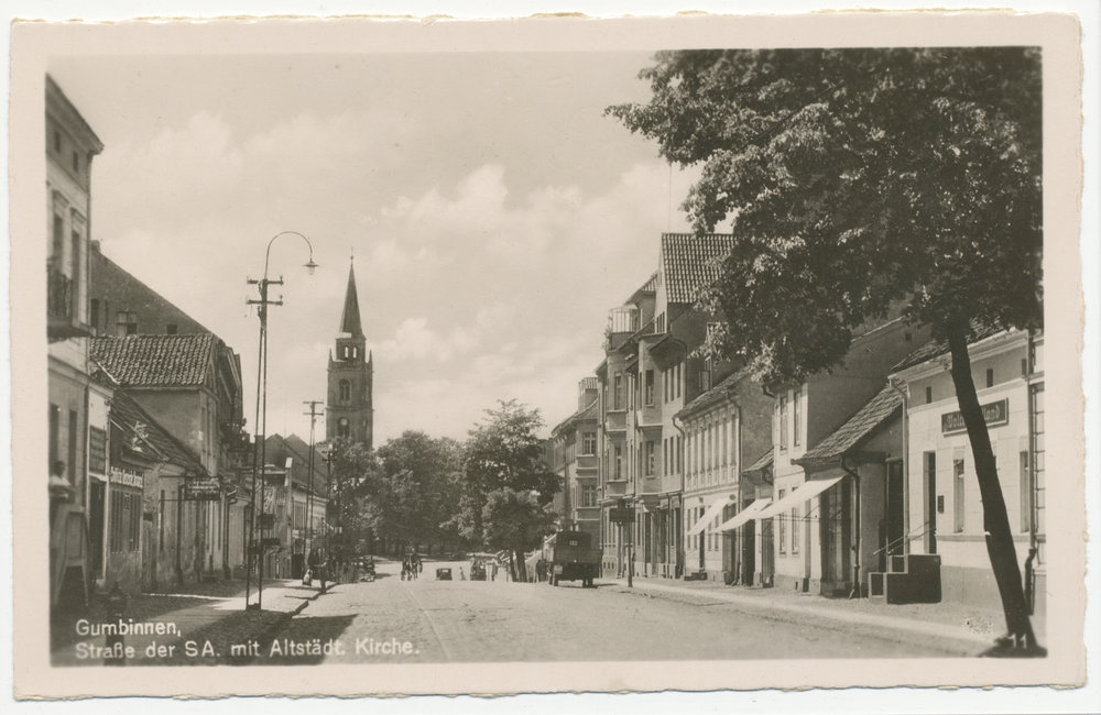 Gumbinnen, Straße der SA mit Altstädtischer Kirche