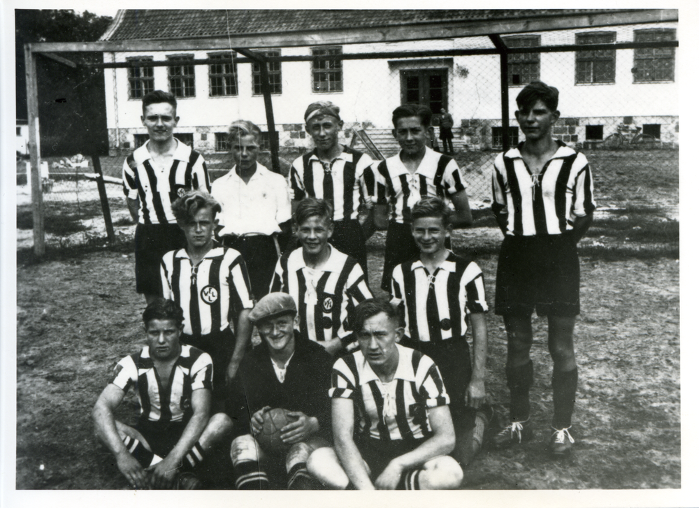 Ludwigsort,  Schule und Sportplatz mit Fußballmannschaft