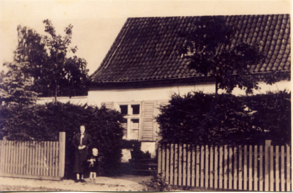 Ludwigsort, Frau Margarethe Krüger mit ihrem Sohn Gerhard vor ihrem Haus I. Ring 20