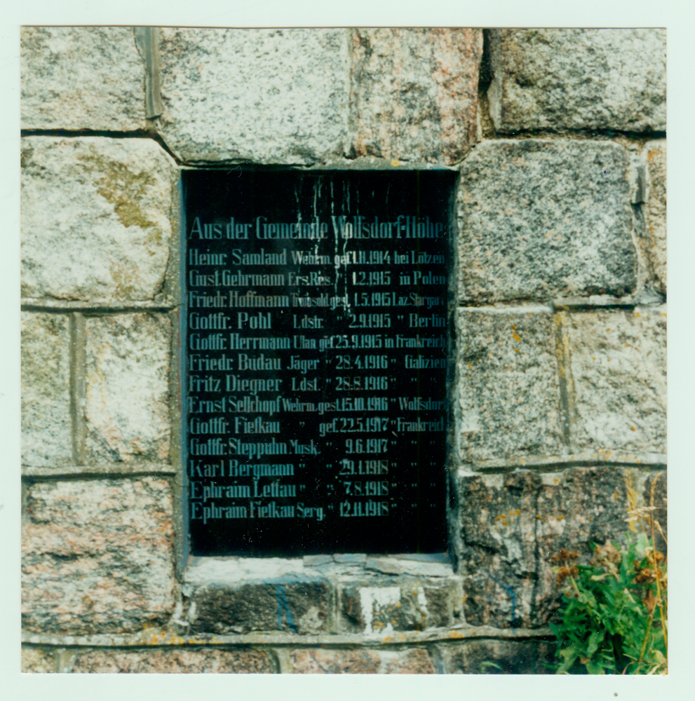 Pomehrendorf, Gedenktafel an der Friedhofsmauer