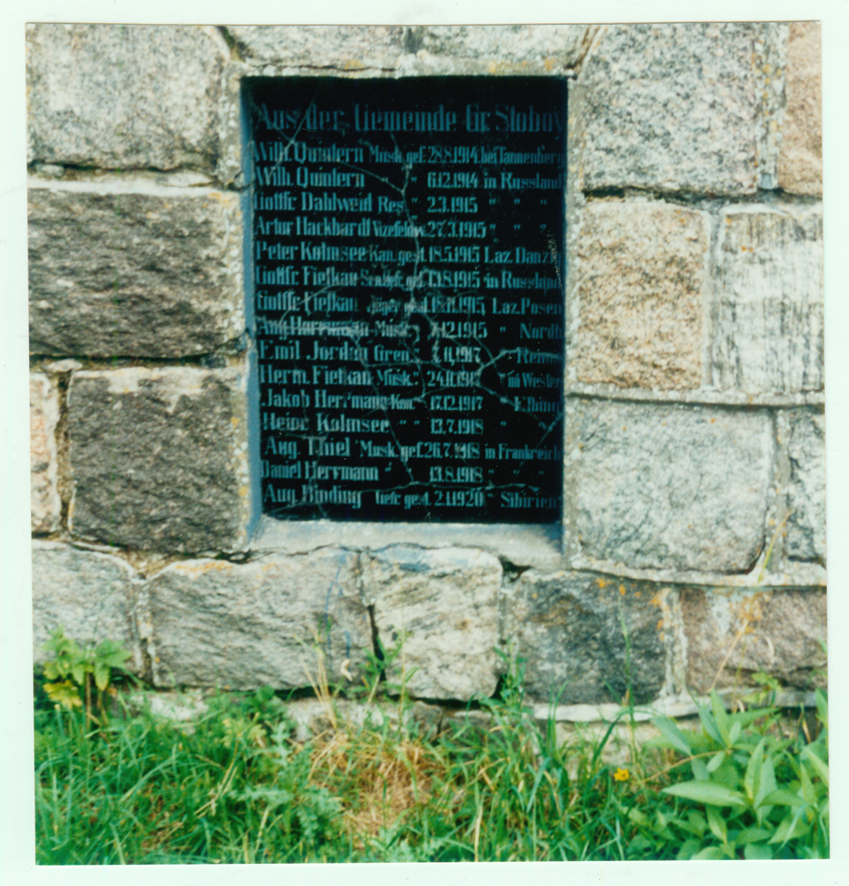 Pomehrendorf, Gedenktafel an der Friedhofsmauer