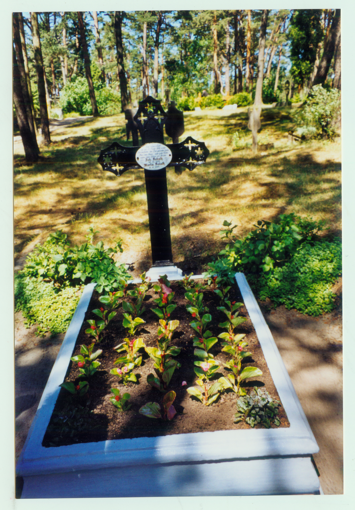 Nidden, Friedhof, Grabanlage der Familie Sakuth mit altem schmiedeeisernen Grabkreuz