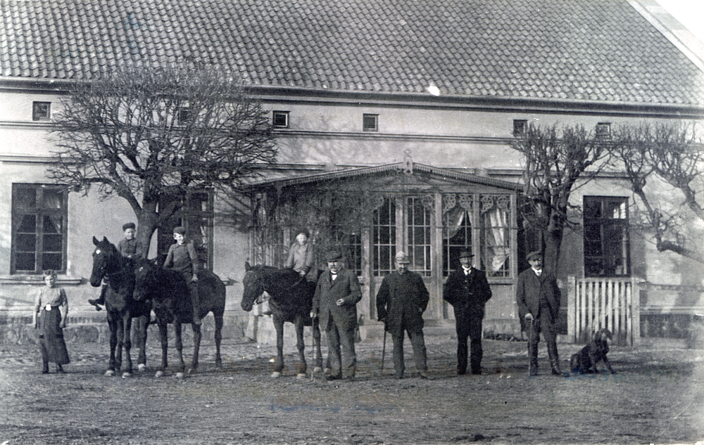 Perwilten Kr. Heiligenbeil, Personen vor dem Wohnhaus, Hofansicht, Lorenscheidt/bis 1931 Dittrich