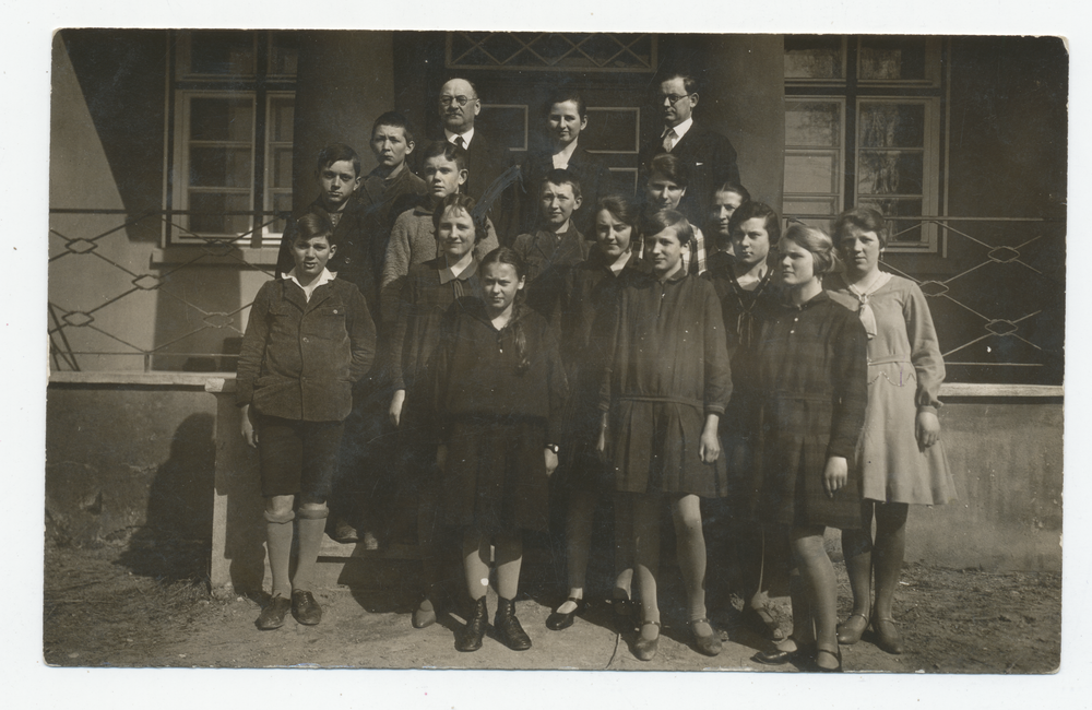 Kraupischken (Ort), Mittelschule mit den Lehrern Eichler und Laatsch und den Lehrerinnen Frl. Eichler und Margarete Ackermann