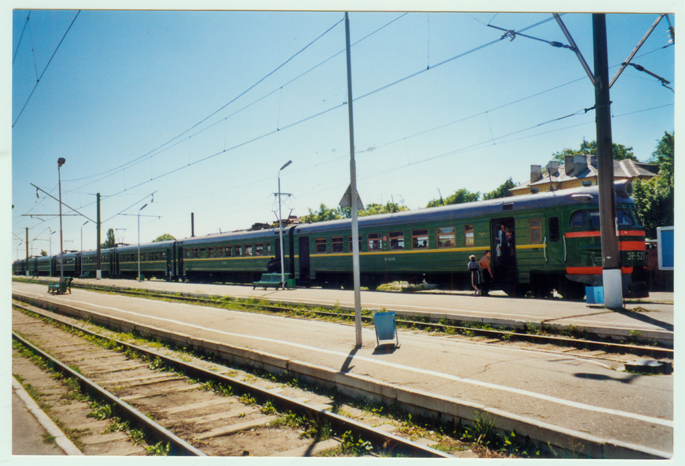 Cranz, Bahnhof, der Bäderzug ist eingelaufen