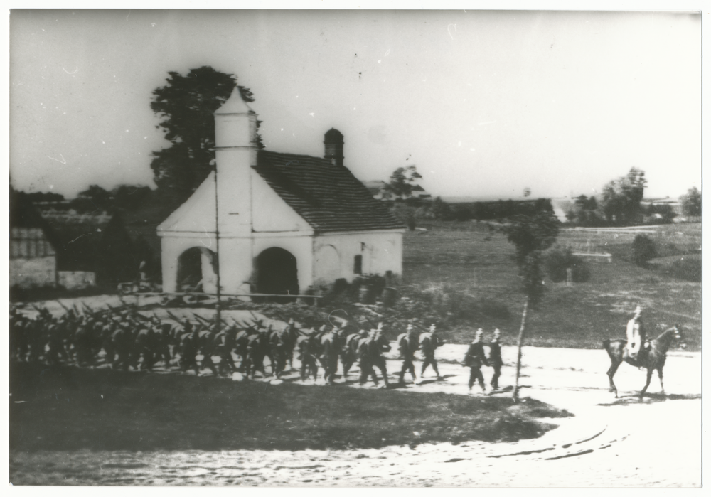 Tharau, Schmiede, davor Soldaten