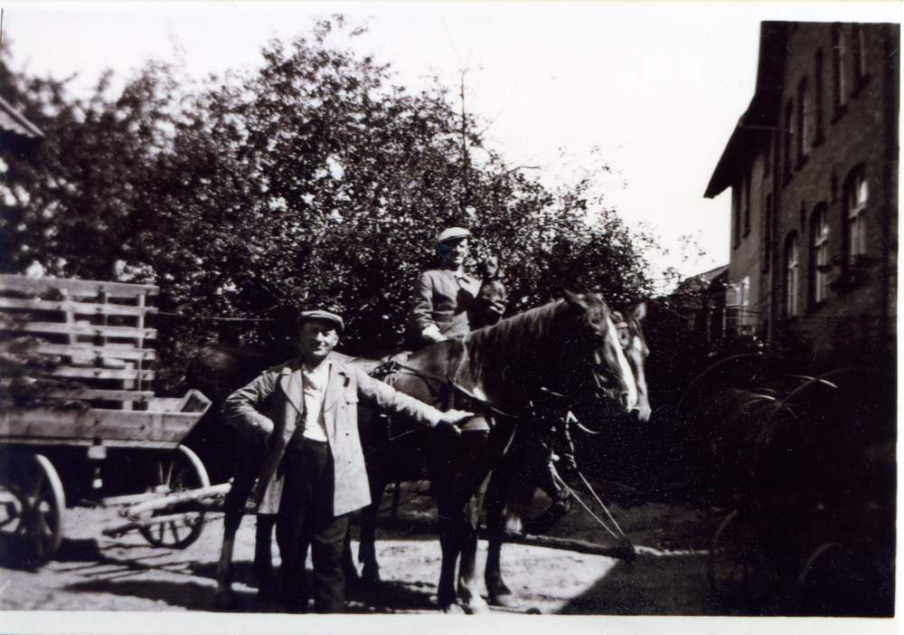 Pörschken Kr. Heiligenbeil, Gespann, rechts hinten die Schule