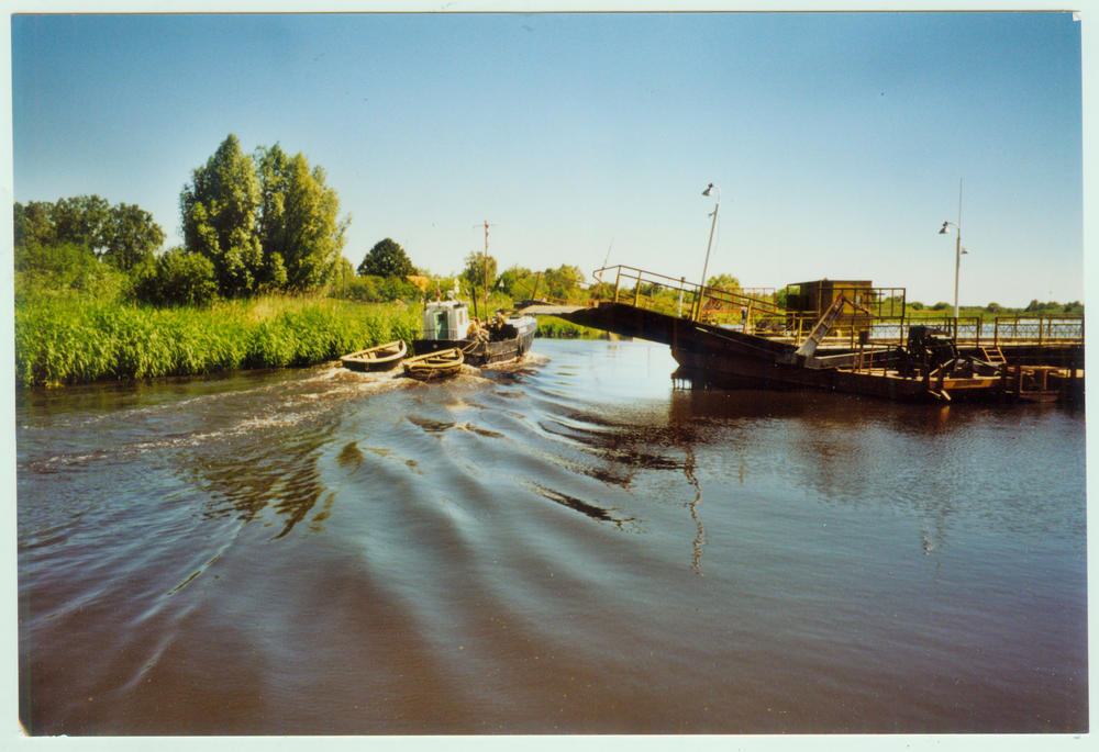 Elchwerder, Drehbrücke II, sie ist bereits geöffnet zum Passieren des Fischerbootes