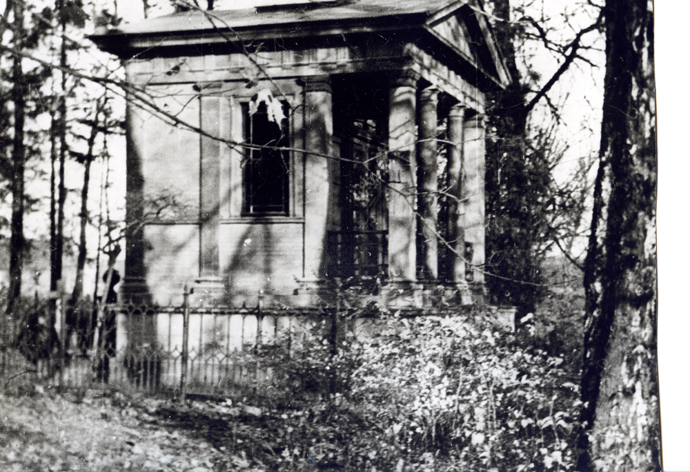 Rippen, Gutspark, Mausoleum für die Gräfin Wilhelmine von der Schulenburg mit Statue von Rauch