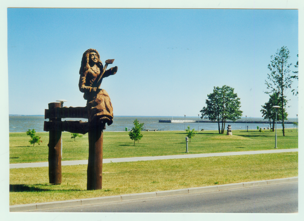 Schwarzort, Strandpromenade am Haff mit einer Holzskulptur