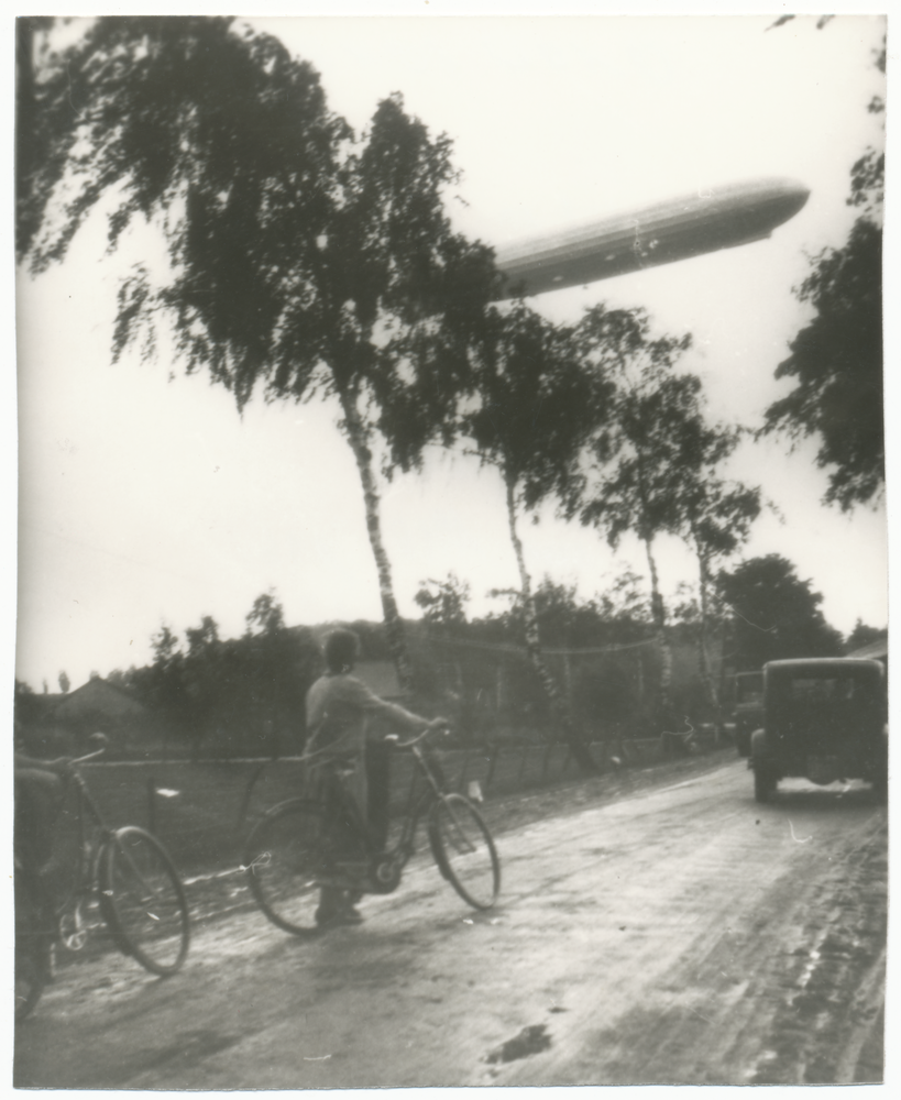 Tharau, Zeppelin über dem Dorf