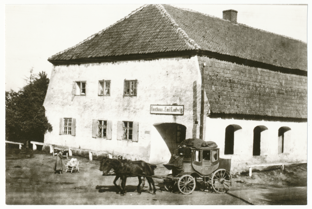 Tharau, Gasthaus zum goldenen Kürbis mit Postkutsche